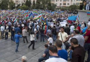 «Каждому азербайджанцу по кусочку нефти!»: В Баку проходят митинги