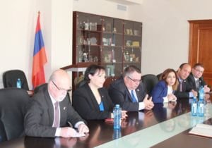 Израильских депутатов в парламенте Армении встретили аплодисментами