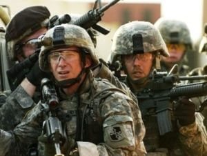 В США автомобиль врезался в толпу военных