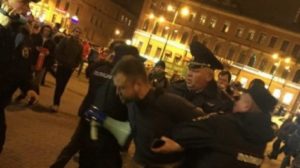 Полиция арестовывает участников несанкционированного митинга в Санкт-Петербурге