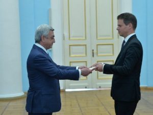 Новый посол Франции вручил верительные грамоты Сержу Саргсяну