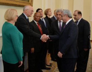 Серж Саргсян встретился с международными экспертами по конституционным судам