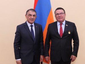 Спикер парламента Армении наградил Рафаила Зинурова Памятной медалью Председателя НС