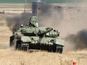 Танкисты ЮВО «уничтожили» условного противника в «танковой дуэли» в горах Армении