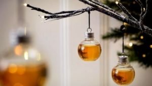 В Великобритании в продажу поступили елочные шары с алкоголем