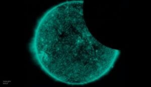 На камеры NASA попал гигантский объект, заслонивший Солнце