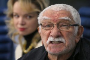 Джигарханян остался на улице - без жилья, молодая жена требует уволить его и из театра