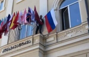 Грузинский активист сорвал флаг России со здания Тбилисской консерватории