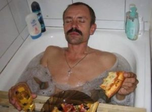 Хорошо жить не запретишь: Мэр Степанавана получил в подарок 10 тысяч долларов