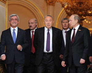 Нельзя связывать свою судьбу с последними тираниями Европы и их среднеазиатскими партнерами - политолог