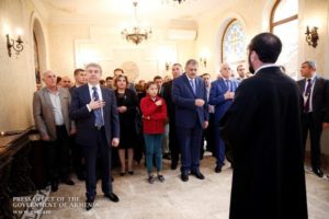 Премьер-министр Армении в Ташкенте встретился с представителями армянской общины