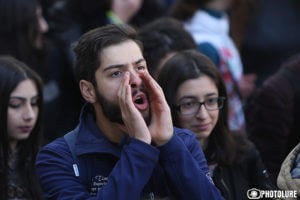 В Ереване продолжаются митинги, пикеты и голодовки