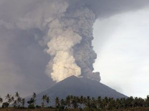 Вулкан Попокатепетль выбросил столб пепла на высоту три тысячи метров