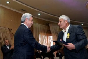 Президент Армении Серж Саргсян наградил 10 ополченцев-добровольцев Медалями признательности