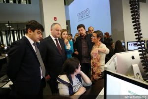 Президенту Молдовы в Ереване показали антикоррупционную игру