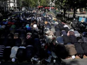 Глава МВД Франции: Полиция «будет мешать» тем, кто станет молиться на улицах