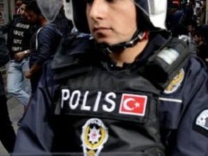 В аэропорту Стамбула полицейский погнался за иранцами