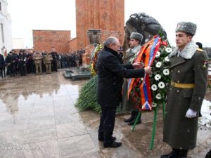 Бако Саакян возложил венок к памятнику жертвам Спитакского землетрясения