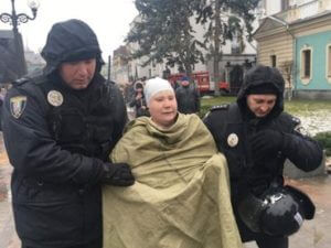 Голая киевлянка с веслом потребовала от Порошенко и Саакашвили «грести» с Украины