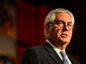 Тиллерсон назвал «гибридной войной» политику России