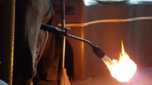 В Дилижане полный учеников автобус обогревают огнем