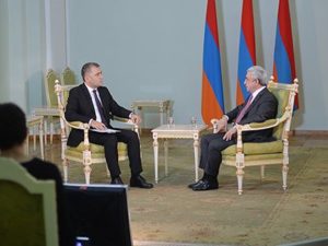 Президент Армении: Невозможно одной рукой вести переговоры, а другой стрелять
