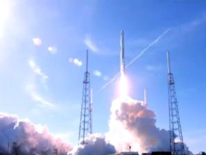 SpaceX впервые повторно отправила ступень ракеты и капсулу Dragon с грузом на МКС