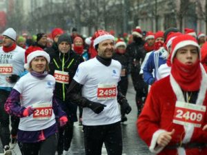 В Литве прошел забег Дедов Морозов и других рождественских персонажей