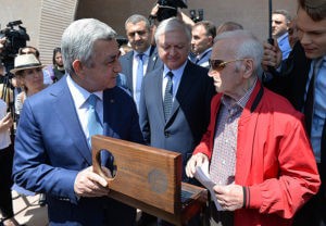 "Воруют миллионы и остаются безнаказанными": Шарль Азнавур критикует власти Армении