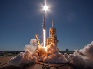 Ракета Falcon 9 с десятью спутниками связи стартовала с базы в Калифорнии