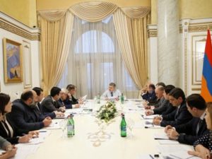 В Правительстве Армении обсудили вопрос повышения эффективности инвестиционных программ в областях
