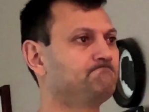 Мужчина еле сдержал эмоции после предложения жены купить искусственную елку