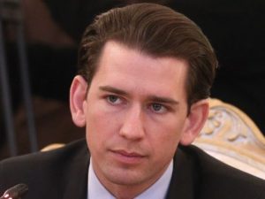 Канцлер Австрии: страны - члены ЕС должны сами решать, принимать ли им беженцев