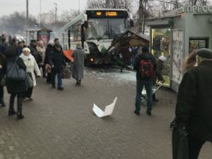 На северо-западе Москвы автобус врезался в остановку. Погибли два человека
