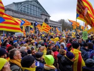 Пучдемон участвует в массовой манифестации в Брюсселе
