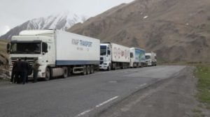 Пока еще 395 армянских грузовиков остались на российской стороне Ларса