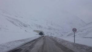 Ситуация на Военно-Грузинской дороге: Автомобилям разрешено передвигаться только по лавинозащитным тоннелям