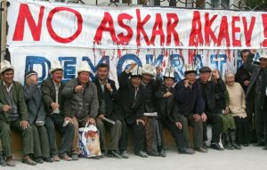 Бывшего президента Кыргызстана закидали яйцами в Германии