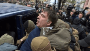 Протестующие освободили Саакашвили из автомобиля СБУ в Киеве