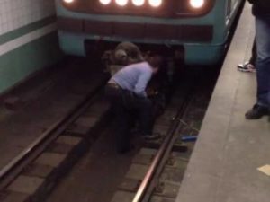 В Бакинском метро молодой мужчина бросился под поезд