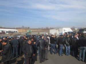 Агенты по договорам ОСАГО вновь перекрыли дорогу к таможенному пункту Баграташен