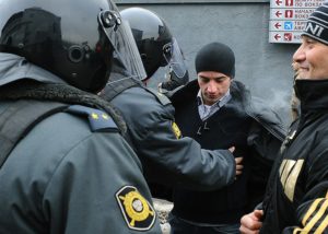 В России мигрантов, пришедших за квотами, разогнали электрошокерами и дубинками