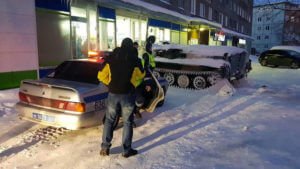 Россиянин угнал БТР и протаранил витрину магазина ради бутылки вина