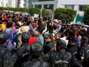 В Тунисе арестованы более 200 человек в результате акций протестов