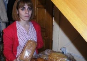 В России армянка Теймине Арутюнян бесплатно раздает хлеб пенсионерам