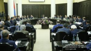 Правительство решило запретить импорт автомобилей с правым рулем