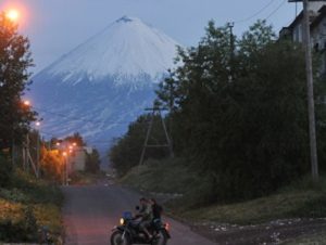 Вулкан Эбеко на Курилах выбросил двухкилометровый столб пепла
