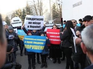 Азербайджанцы протестуют у здания МВД Украины в связи с похищениями