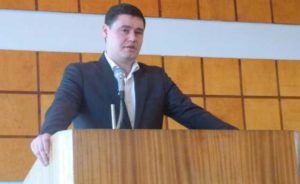 В Украине депутат-коррупционер сбежал от спецназа через окно