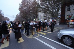 Сторонники группы «Сасна црер» попытались перекрыть одну из улиц Еревана: полицейские их вытеснили